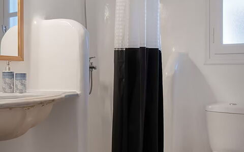 Mykonos Pool House 5: Wit, Douchegordijn, Textiel, Badkamer, Interieur Ontwerp, Gordijn, Loodgieterswerkinrichting, Toilet, Bad