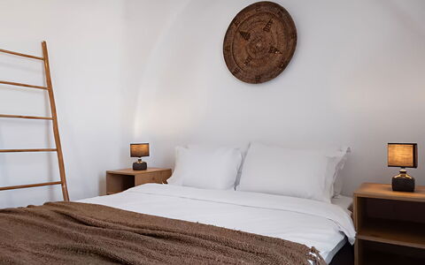 Mykonos Pool House 5: Meubilair, Slaapkamer, Hout, Bed, Laken, Bedding, Interieur Ontwerp, Verdieping, Linens, Verlichting