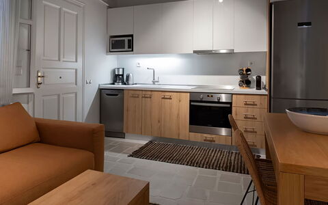 Mikonos Pool House 6: Meubilair, Interieur Ontwerp, Flooring, Countertop, Cabinetry, Verdieping, Keuken, Hout, Toestel Van De Keuken, Major Appliance