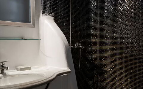 Mikonos Pool House 6: Loodgieterswerkinrichting, Badkamer, Interieur Ontwerp, Loodgieter, Wastafel In De Badkamer, Kraan, Wastafel, Douchekop, Glas, Douche