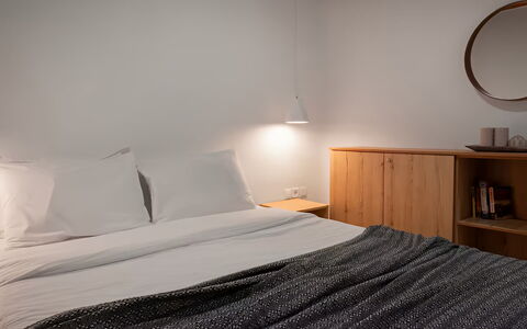 Mikonos Pool House 6: Slaapkamer, Interieur Ontwerp, Bed, Muur, Laken, Meubilair, Bedding, Hout, Linens, Verdieping