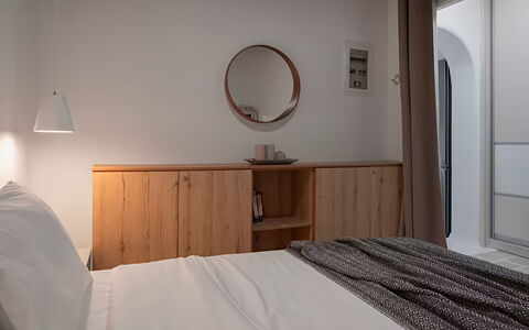 Mikonos Pool House 6: Meubilair, Bed, Interieur Ontwerp, Slaapkamer, Muur, Hout, Laken, Bedding, Flooring, Lichte Inrichting