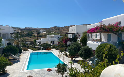 Mykonos Pool House 7: Zwembad, Toevlucht, Eco Hotel, Landscaping, Binnenplaats, Hacienda, Kamerplant, Bloempot, Hotel