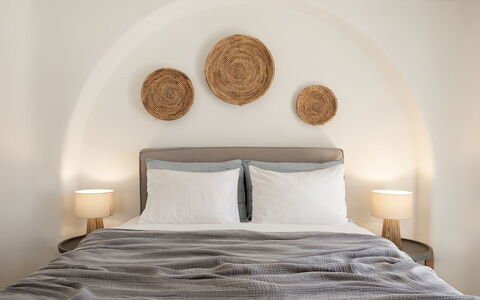 Mykonos Pool House 7: Slaapkamer, Linens, Meubilair, Bedding, Verlichting, Laken, Bed, Hoofdkussen, Kussen Gooien, Bed Frame