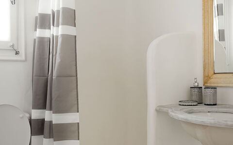 Mykonos Pool House 7: Wit, Badkamer, Interieur Ontwerp, Verdieping, Flooring, Wc Bril, Toilet, Loodgieterswerkinrichting, Douchegordijn, Handdoek