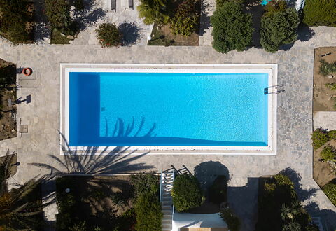 Mykonos Pool House 7: Zwembad, Blauw, Water, Toevlucht, Samengesteld Materiaal, Vrije Tijd, Schaduw, Eco Hotel, Buitenmeubels, Waterpartij