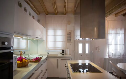 Mykonos Pool House 8: Keuken, Interieur Ontwerp, Countertop, Meubilair, Flooring, Lichte Inrichting, Toestel Van De Keuken, Plafond, Hout, Cabinetry