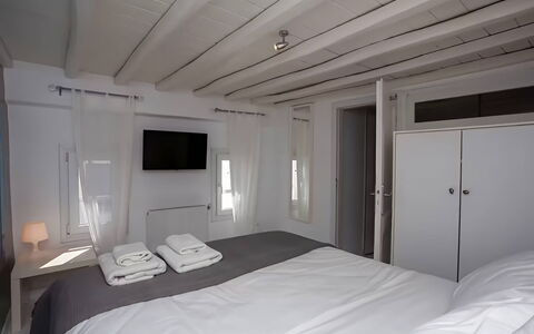 Mykonos Pool House 8: Slaapkamer, Meubilair, Bed, Verdieping, Interieur Ontwerp, Laken, Bedding, Huis, Appartement, Linens