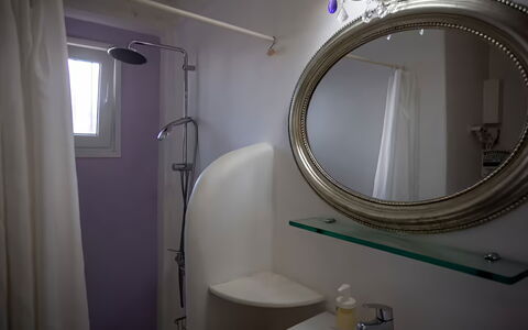 Mykonos Pool House 8: Spiegel, Interieur Ontwerp, Loodgieterswerkinrichting, Verlichting, Kamer, Loodgieter, Glas, Wastafel, Badkamer, Lichte Inrichting