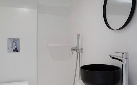 Mykonos Pool House 9: Badkamer, Loodgieterswerkinrichting, Interieur Ontwerp, Flooring, Toilet, Wastafel, Verdieping, Kraan, Loodgieter, Wastafel In De Badkamer