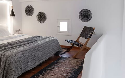 Mykonos Pool House 9: Interieur Ontwerp, Slaapkamer, Meubilair, Hout, Flooring, Verdieping, Plafond, Bed, Laken, Bedding