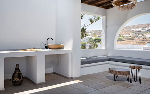Mykonos Pool House 9: Flooring, Verdieping, Meubilair, Interieur Ontwerp, Plafond, Architectuur, Kamer, Houten Vloer, Woonkamer