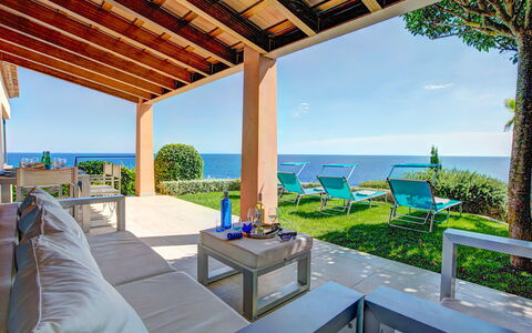 Villa Kate: Blauw, Zee, Buitenmeubels, Kust En Oceanic Landvormen, Toevlucht, Meubilair, Oceaan, Kust, Vrije Tijd, Eco Hotel