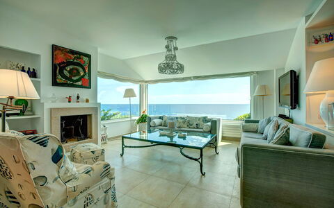 Villa Kate: Meubilair, Bankstel, Interieur Ontwerp, Zee, Woonkamer, Kamer, Toevlucht, Plafond, Appartement