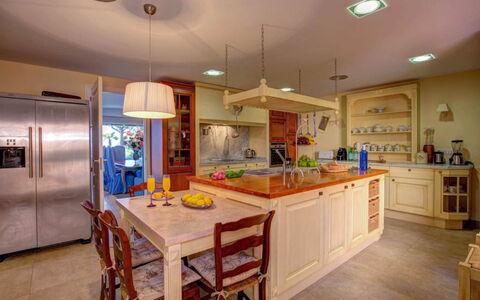 Villa Kate: Meubilair, Keuken, Interieur Ontwerp, Countertop, Cabinetry, Flooring, Hout, Lichte Inrichting, Plafond, Verdieping