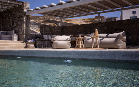 Villa Cornelia 1: Buitenmeubels, Samengesteld Materiaal, Schaduw, Zwembad, Beton, Natuurlijk Materiaal, Ontwerp, Stoel, Flagstone, Toevlucht