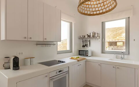 Villa Cornelia 2: Keuken, Interieur Ontwerp, Countertop, Hout, Plafond, Meubilair, Cabinetry, Flooring, Lichte Inrichting, Toestel Van De Keuken