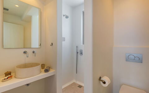 Villa Cornelia 2: Badkamer, Loodgieterswerkinrichting, Interieur Ontwerp, Muur, Wastafel In De Badkamer, Flooring, Verdieping, Wastafel, Spiegel, Kraan