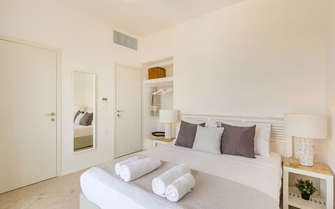 Villa Cornelia 2: Meubilair, Interieur Ontwerp, Flooring, Verdieping, Bed, Slaapkamer, Hout, Textiel, Plafond, Kamer