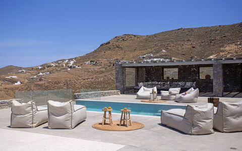 Villa Cornelia 2: Meubilair, Beton, Stoel, Buitenmeubels, Zwembad, Toevlucht, Bankstel, Woonkamer, Hotel