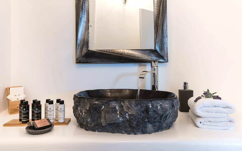 Villa Sean: Kraan, Natuurlijk Materiaal, Loodgieterswerkinrichting, Spiegel, Wastafel, Badkamer, Loodgieter, Fotografie Van Het Stilleven, Wastafel In De Badkamer