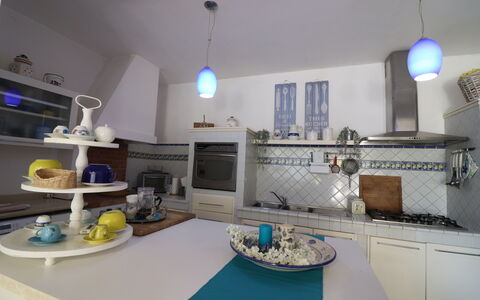 Villa Patrizia Otranto: Deluxe Countryside Retreat: Interieur Ontwerp, Meubilair, Keuken, Flooring, Countertop, Plafond, Verlichting, Kamer, Toestel Van De Keuken, Tafel