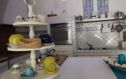 Villa Patrizia Otranto: Deluxe Countryside Retreat: Interieur Ontwerp, Tableware, Stellingen, Meubilair, Plank, Serveware, Kamer, Porselein, Keuken, Dishware