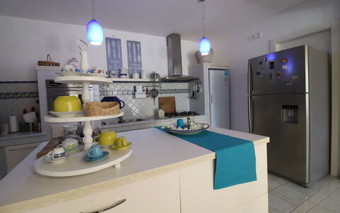 Villa Patrizia Otranto: Deluxe Countryside Retreat: Toestel Van De Keuken, Meubilair, Keuken, Major Appliance, Interieur Ontwerp, Countertop, Huishoudapparatuur, Cabinetry, Kamer, Verlichting