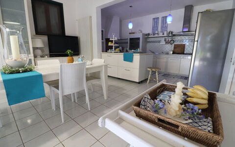 Villa Patrizia Otranto: Deluxe Countryside Retreat: Meubilair, Interieur Ontwerp, Flooring, Verdieping, Stoel, Keuken, Tafel, Countertop, Kamer, Verlichting