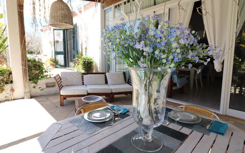 Villa Patrizia Otranto: Deluxe Countryside Retreat: Meubilair, Tafel, Stoel, Interieur Ontwerp, Keuken En Eettafel, Verlichting, Eetkamer, Buitentafel, Bloempot, Buitenmeubels
