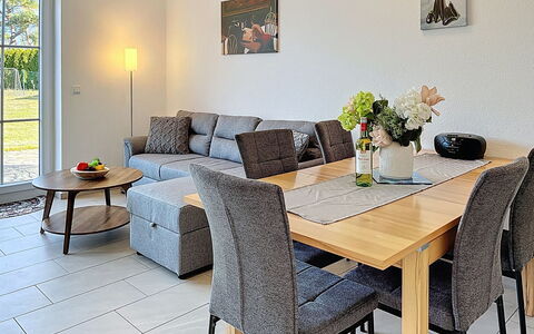 Ferienhaus Nordstern: Meubilair, Interieur Ontwerp, Flooring, Verdieping, Hout, Tafel, Bankstel, Stoel, Keuken En Eettafel, Eetkamer