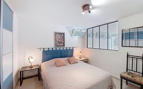 La Victoria: Meubilair, Bed, Interieur Ontwerp, Slaapkamer, Bedding, Flooring, Verdieping, Muur, Laken, Kamer