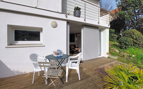 La Victoria: Huis, Deur, Balkon, Schaduw, Veranda, Dek, Stoel, Werf, Buitenmeubels, Kamerplant