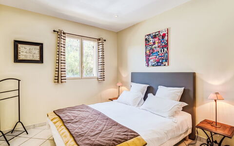 Villa i Tre Fratelli: Bed, Meubilair, Slaapkamer, Interieur Ontwerp, Bedding, Verdieping, Laken, Kamer, Flooring, Plafond