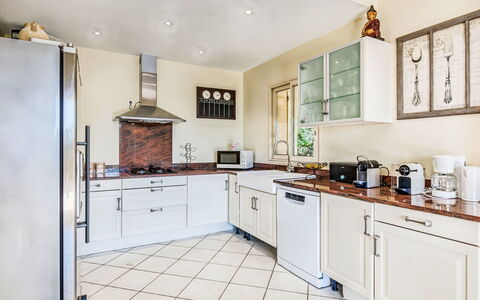 Villa i Tre Fratelli: Toestel Van De Keuken, Keuken, Cabinetry, Interieur Ontwerp, Flooring, Major Appliance, Countertop, Meubilair, Huishoudapparatuur, Verdieping