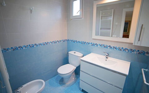 Happy Day: Badkamer, Eigendom, Kamer, Verdieping, Tegel, Muur, Bad, Interieur Ontwerp, Huis, Loodgieterswerkinrichting