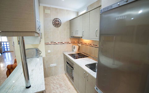 Happy Day: Eigendom, Kamer, Meubilair, Cabinetry, Interieur Ontwerp, Keuken, Onroerend Goed, Countertop, Gebouw, Huis