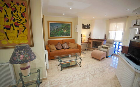 Happy Day: Kamer, Eigendom, Woonkamer, Interieur Ontwerp, Meubilair, Huis, Gebouw, Onroerend Goed, Geel, Verdieping