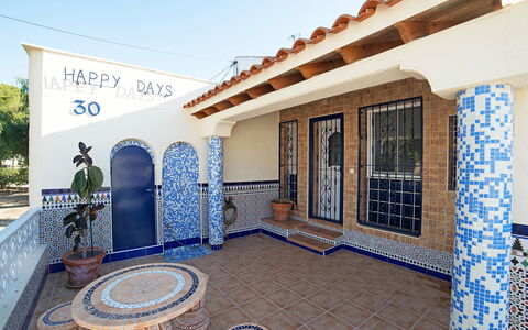 Happy Day: Eigendom, Lucht, Blauw, Azure, Architectuur, Interieur Ontwerp, Huis, Schaduw, Verdieping, Flooring