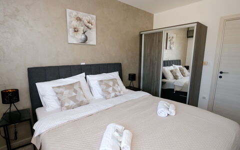 Paula: Bed, Meubilair, Interieur Ontwerp, Slaapkamer, Verdieping, Flooring, Hout, Laken, Bedding, Kamer