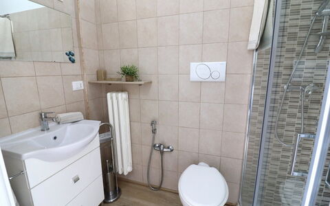 Luisa: Wastafel In De Badkamer, Loodgieterswerkinrichting, Wastafel, Flooring, Interieur Ontwerp, Badkamer, Verdieping, Meubilair, Kraan, Loodgieter
