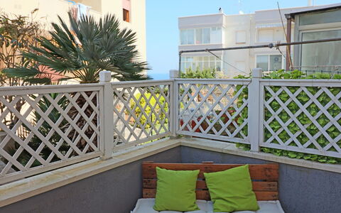 Luisa: Hout, Balkon, Samengesteld Materiaal, Appartement, Leuning, Schaduw, Hek, Veranda, Buitenmeubels, Beits