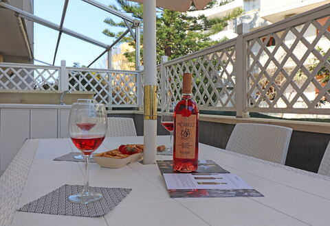 Luisa: Meubilair, Stoel, Tafel, Buitenmeubels, Verdieping, Buitentafel, Schaduw, Balkon, Keuken En Eettafel, Beits