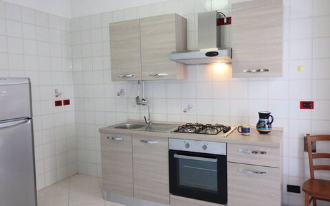 Ludovica: Keuken, Toestel Van De Keuken, Major Appliance, Countertop, Fornuis, Flooring, Hout, Gootsteen, Fornuis, Cabinetry