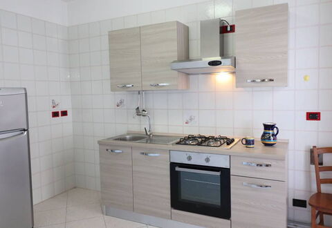 Ludovica: Keuken, Toestel Van De Keuken, Major Appliance, Countertop, Fornuis, Flooring, Hout, Gootsteen, Fornuis, Cabinetry