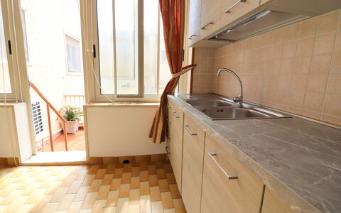 Isabel: Flooring, Verdieping, Hout, Keuken, Countertop, Interieur Ontwerp, Major Appliance, Cabinetry, Gootsteen, Toestel Van De Keuken