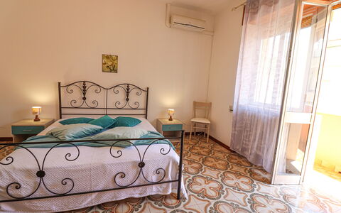 Isabel: Meubilair, Verdieping, Flooring, Bed, Interieur Ontwerp, Slaapkamer, Laken, Bedding, Kamer, Plafond