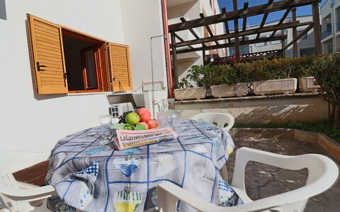 Cecilia: Meubilair, Stoel, Buitenmeubels, Balkon, Schaduw, Buitentafel, Werf, Kamerplant, Veranda, Keuken En Eettafel