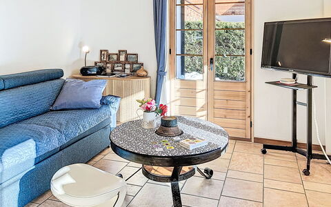 Bon-Accueil: Meubilair, Interieur Ontwerp, Flooring, Tafel, Verdieping, Kamer, Woonkamer, Stoel, Appartement, Bankstel
