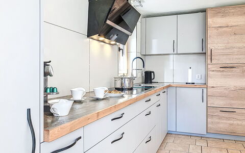Bon-Accueil: Countertop, Cabinetry, Keuken, Toestel Van De Keuken, Flooring, Meubilair, Hout, Interieur Ontwerp, Lade, Gootsteen